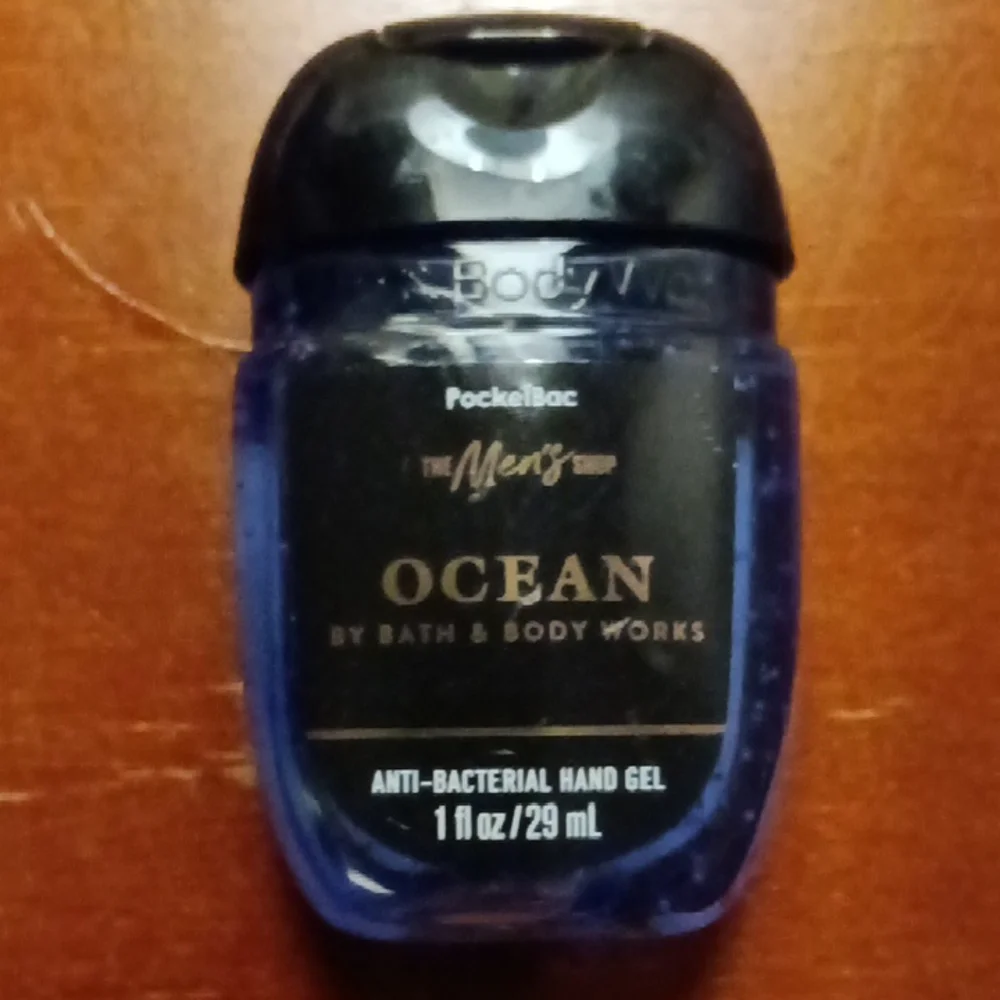 Bath & Body Works Ocean Anti-Bacterial Hand Gel - Deep Blue - Picture 3 of 3